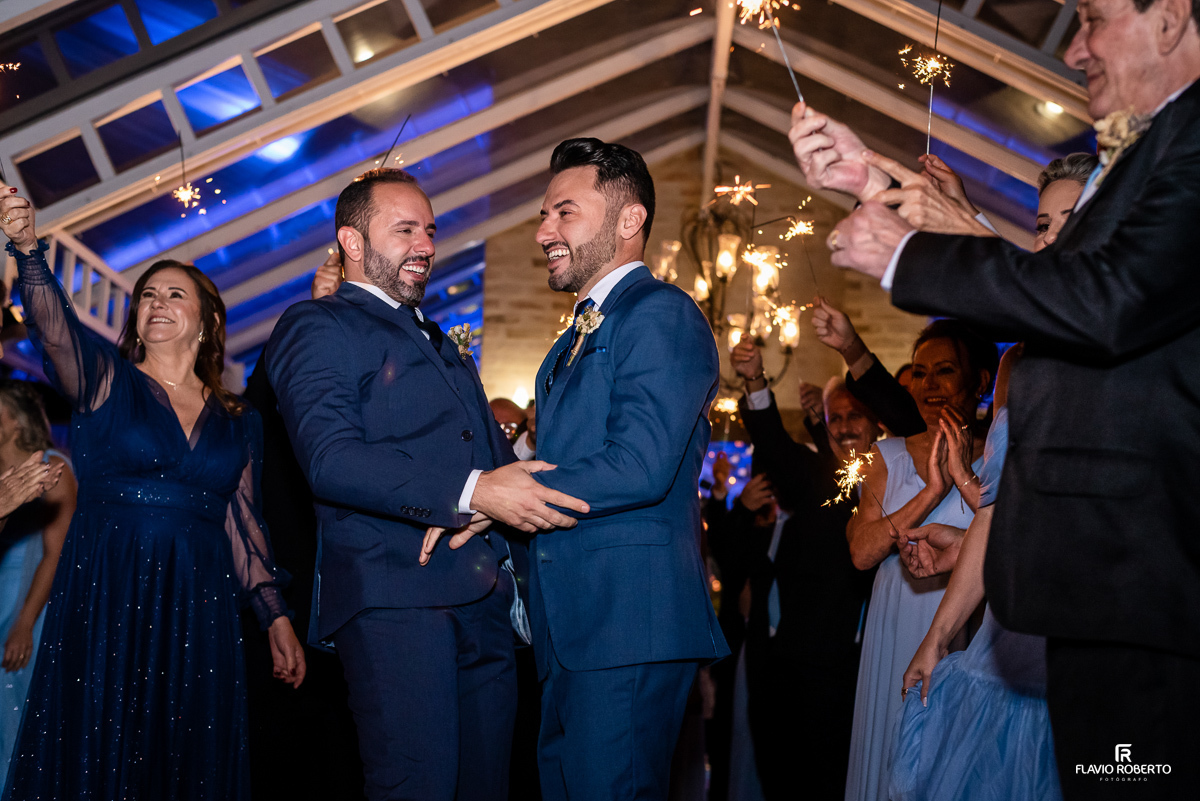 noivos saindo da Capela do Amadeus Cristal Palace após a Cerimônia de Casamento em Taubaté