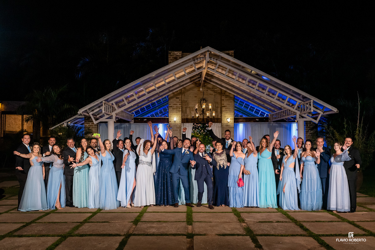 Noivos com seus padrinhos em frente da Capela do Amadeus Cristal Palace após a Cerimônia de Casamento em Taubaté