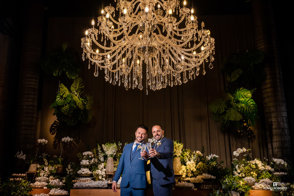 Noivos abraçados durante sessão de fotos do Casamento no Amadeus Cristal Palace em Taubaté