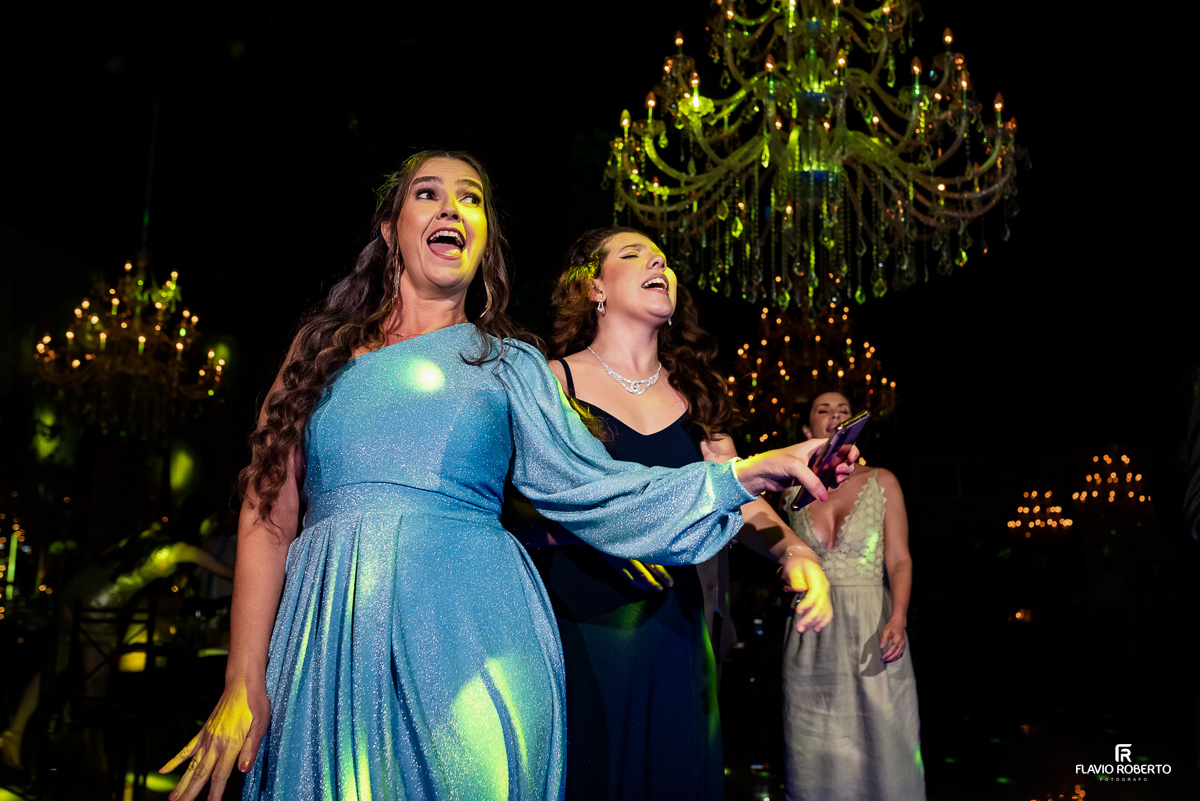 convidados se divertindo durante a balada em casamento no Amadeus Cristal Palace de Taubaté 