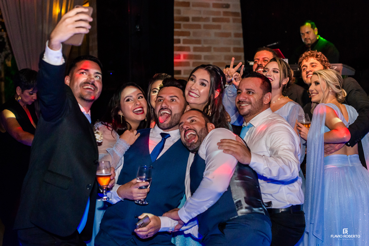  noivos dançando no salão durante Casamento no Amadeus Cristal Palace em Taubaté