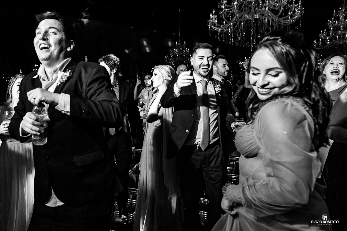 convidados se divertindo durante a balada em casamento no Amadeus Cristal Palace de Taubaté 