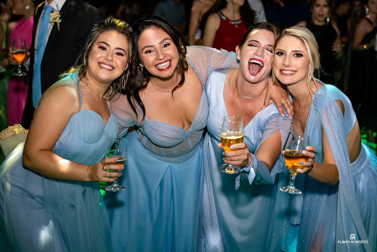 convidados se divertindo durante a balada em casamento no Amadeus Cristal Palace de Taubaté 