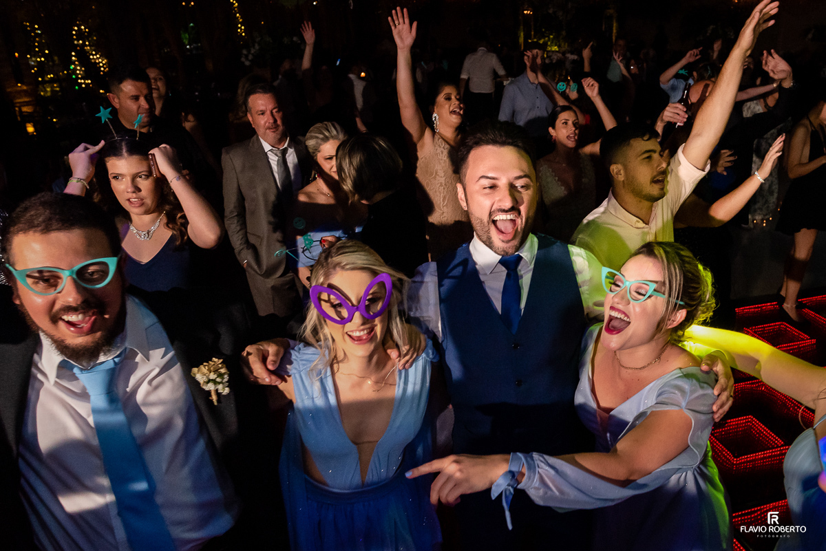  noivos dançando no salão durante Casamento no Amadeus Cristal Palace em Taubaté