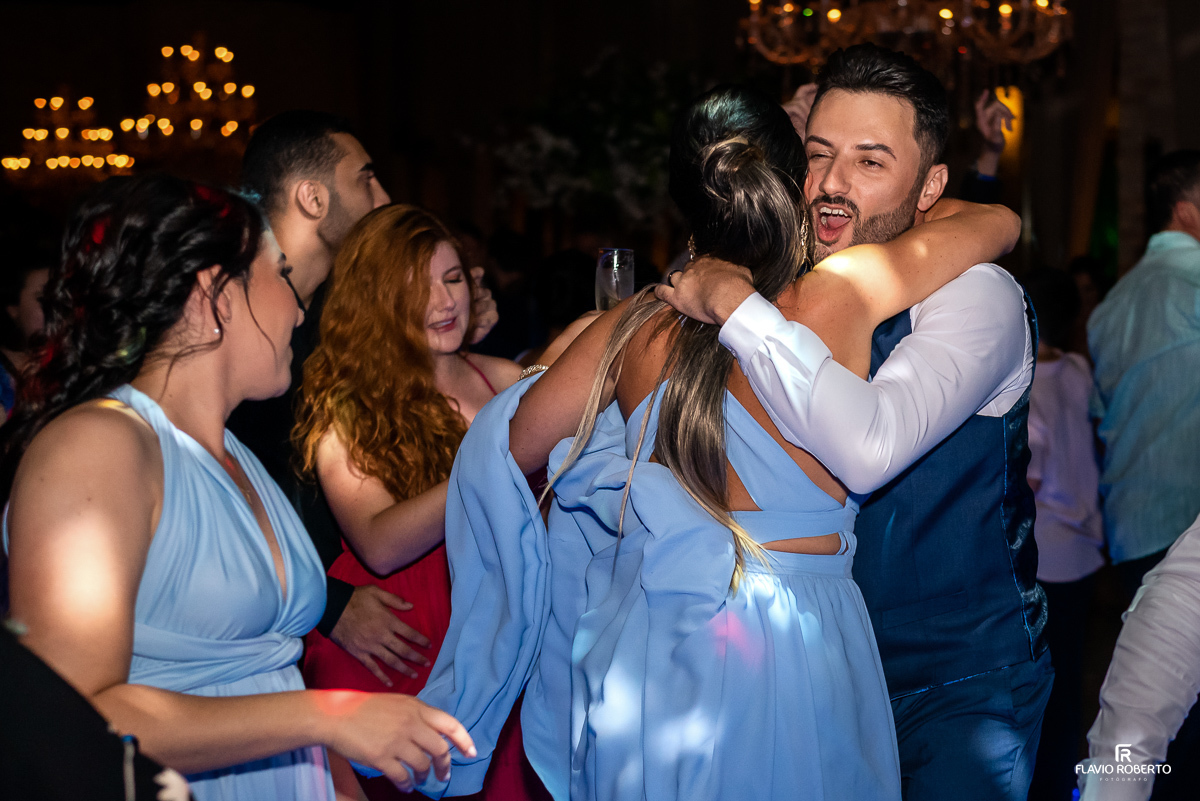  noivos dançando no salão durante Casamento no Amadeus Cristal Palace em Taubaté