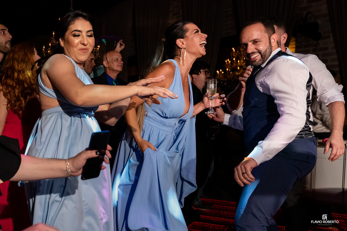  noivos dançando no salão durante Casamento no Amadeus Cristal Palace em Taubaté