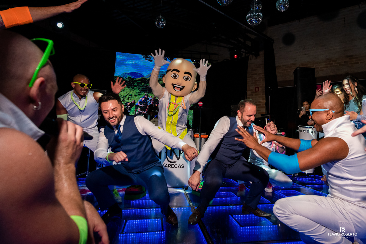  noivos dançando no salão durante Casamento no Amadeus Cristal Palace em Taubaté