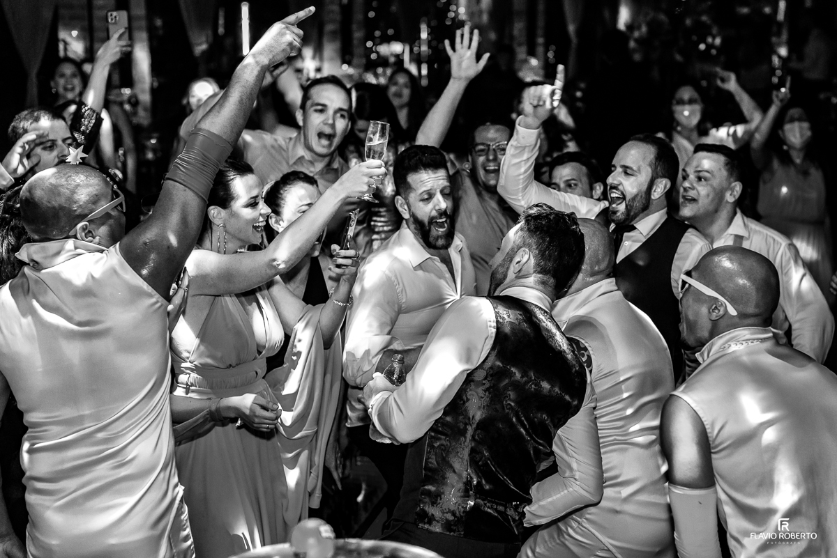 convidados se divertindo durante a balada em casamento no Amadeus Cristal Palace de Taubaté 