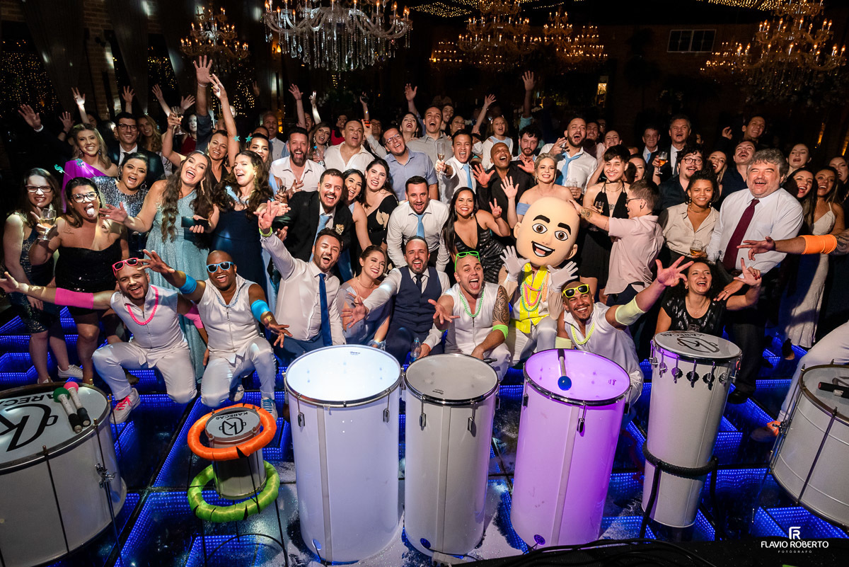 Noivos com todos os convidados durante a apresentação dos Carecas em Casamento no Amadeus Cristal Palace em Taubaté