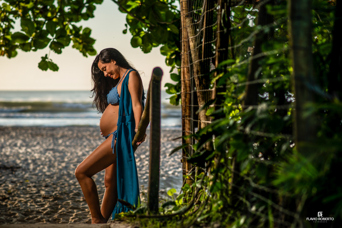 gestante na encostada na escada na praia de Itamambuca em Ubatuba durante ensaio de gestante