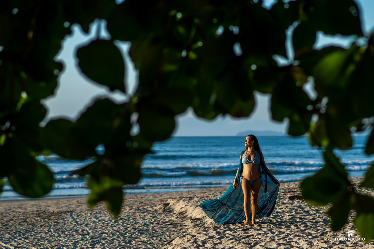 gestante caminhando na praia de Itamambuca em Ubatuba durante ensaio de gestante