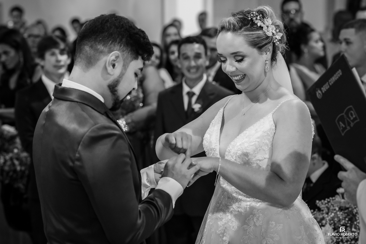 noivos colocando aliança durante Casamento na Igreja Sao José da Boa Vista em Cunha