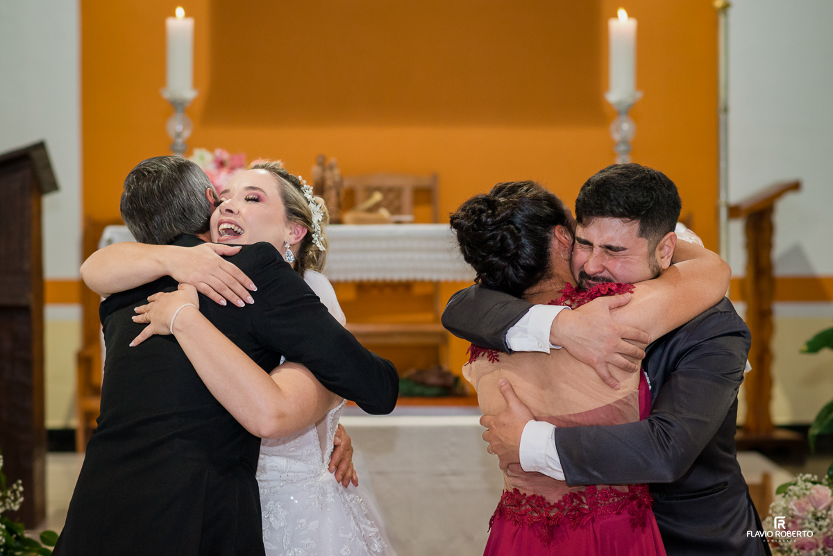 noivos abraçando seus padrinhos durante Casamento na Igreja Sao José da Boa Vista em Cunha