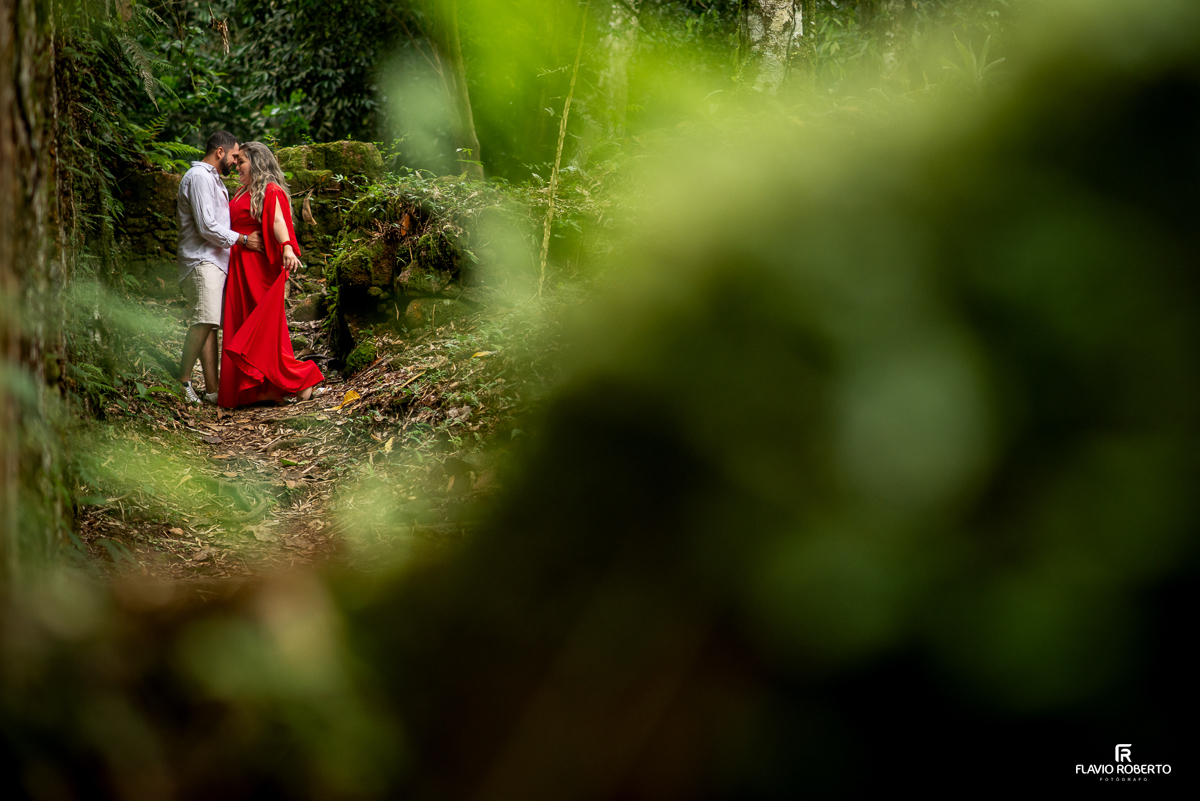 noivos namorando nas Ruinas de Lagoinha durante Ensaio Pre Wedding em Ubatuba