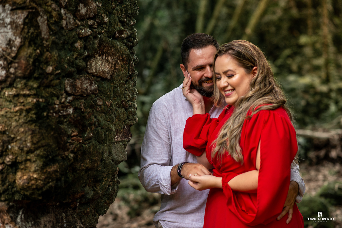 casal abraçado na Ruinas de Lagoinha durante Ensaio Pre Wedding em Ubatuba