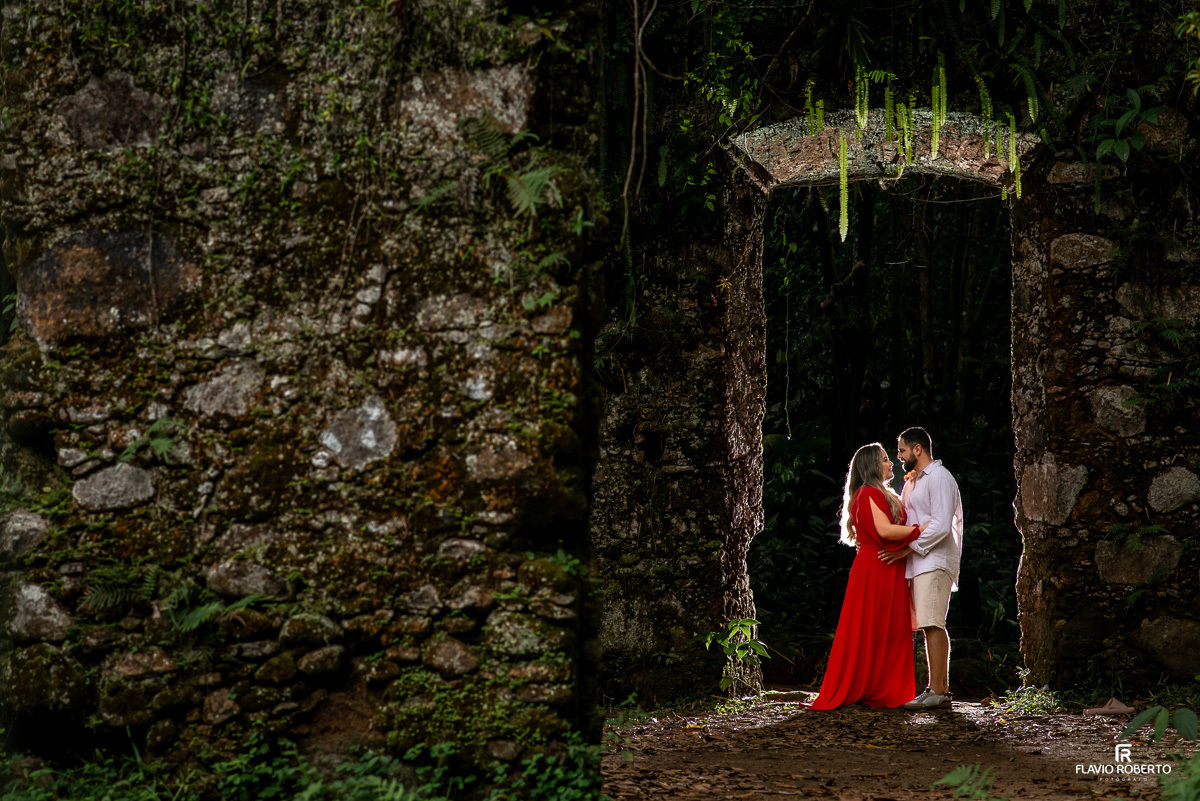 casal abraçado na Ruinas de Lagoinha durante Ensaio Pre Wedding em Ubatuba