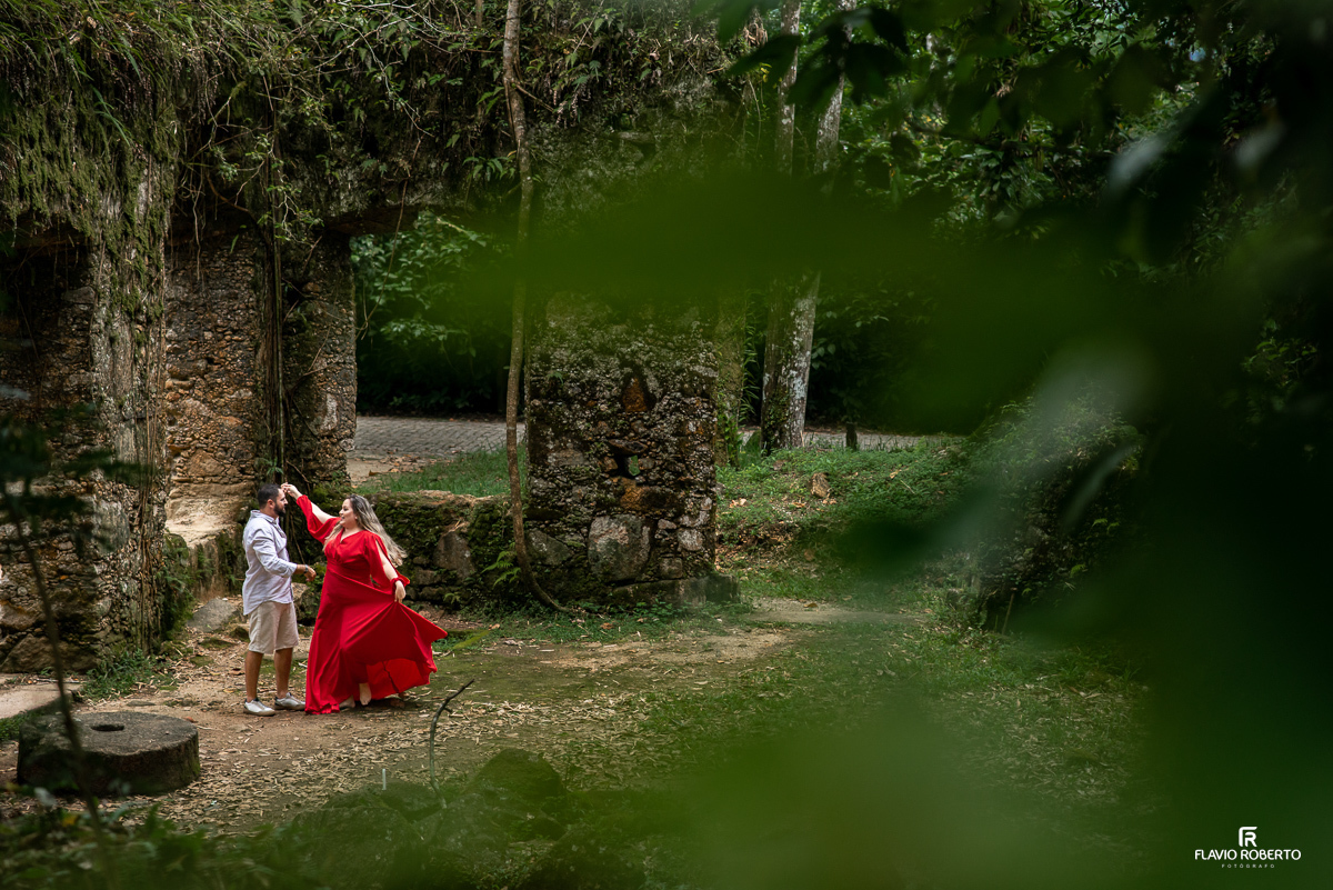 casal dançando na Ruinas de Lagoinha durante Ensaio Pre Wedding em Ubatuba