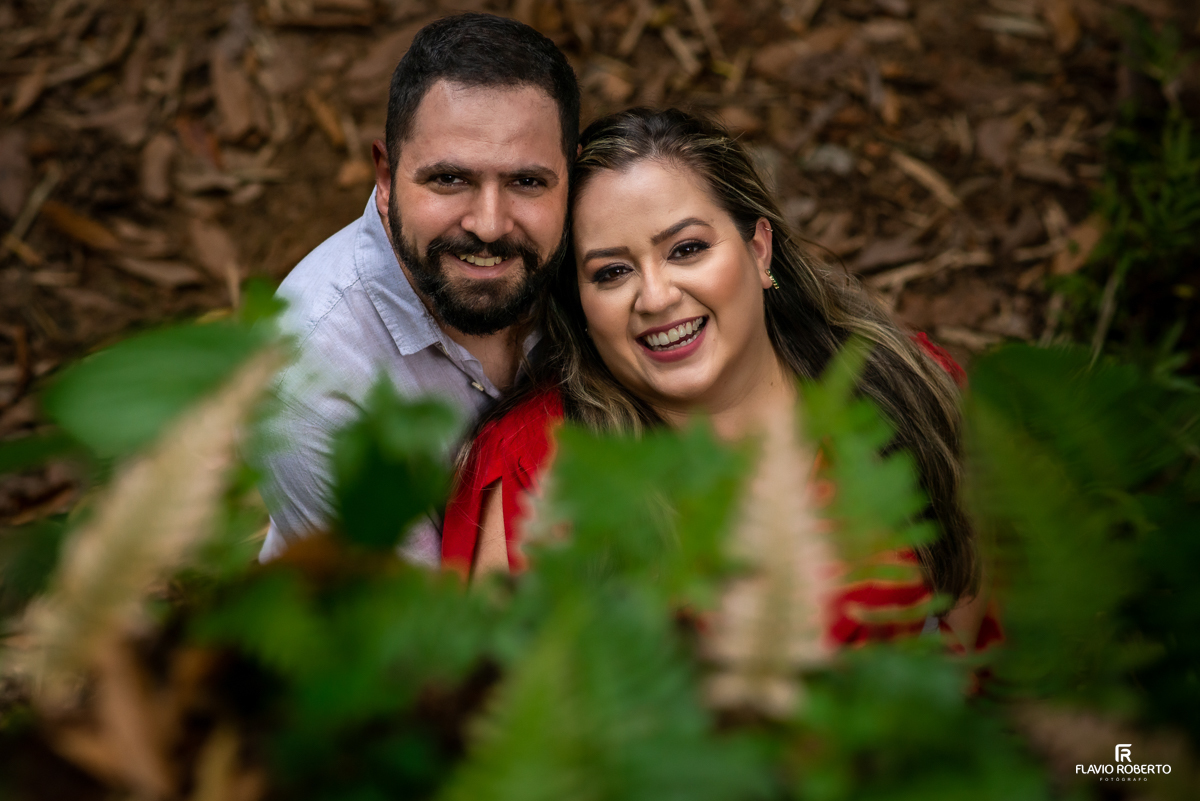 noivos sorrindo nas Ruinas de Lagoinha durante Ensaio Pre Wedding em Ubatuba