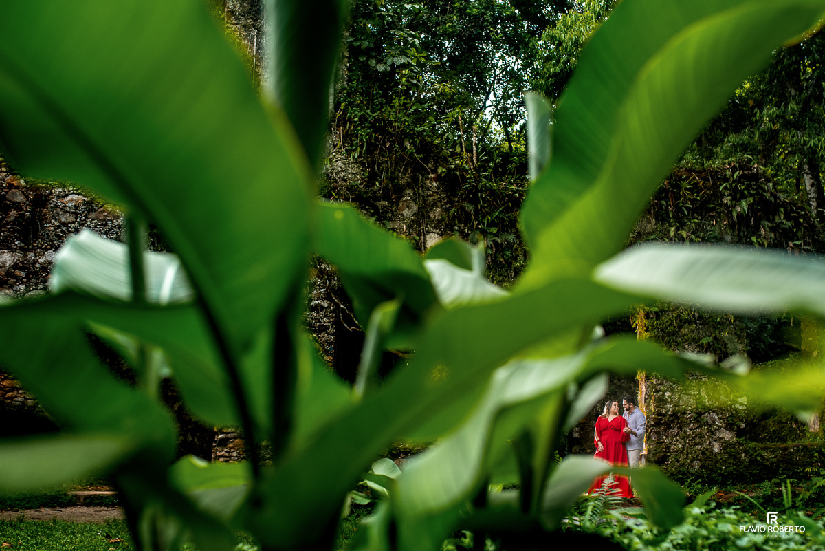 noivos namorando na Ruinas de Lagoinha durante Ensaio Pre Wedding em Ubatuba