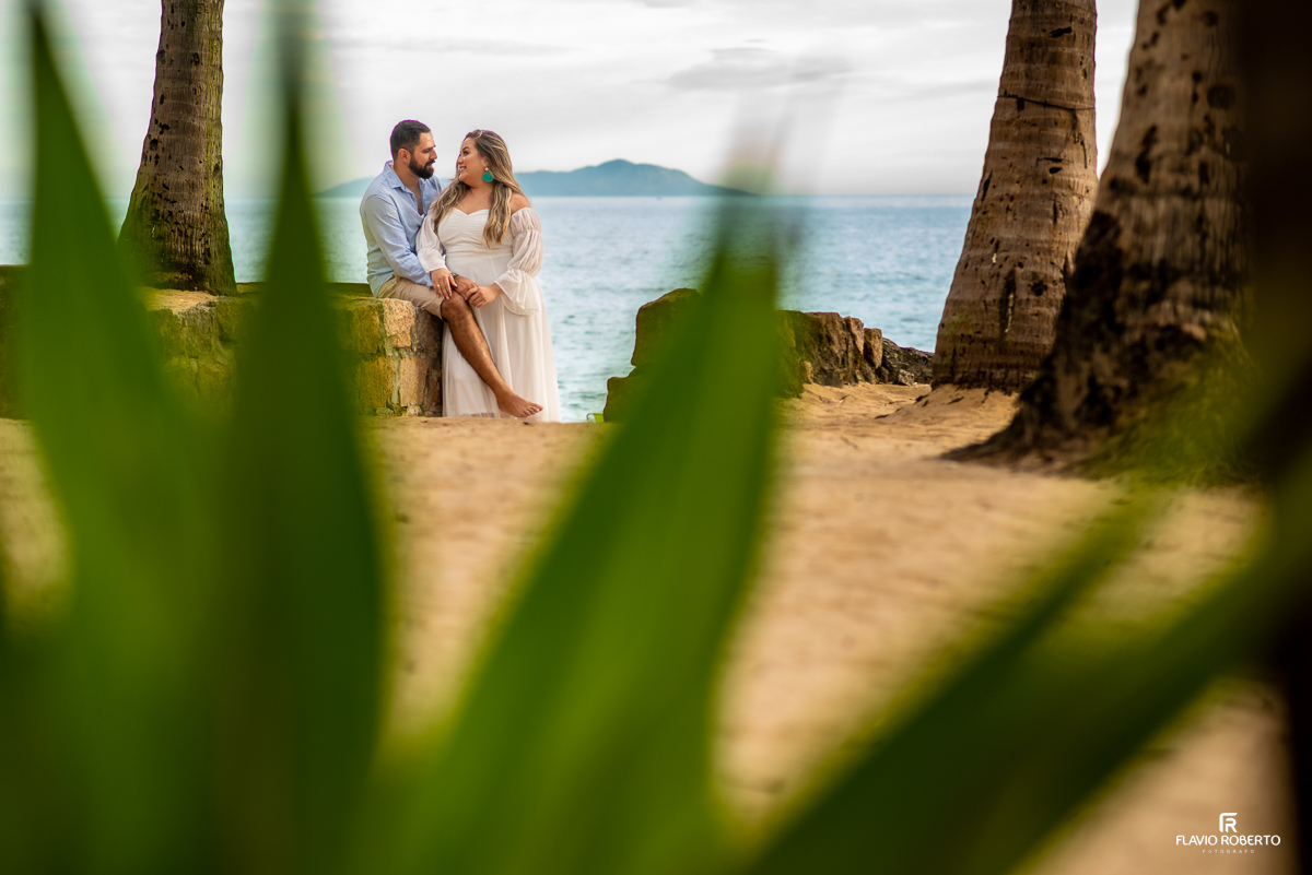 casal namorando na praia da Sununga durante ensaio pre wedding em Ubatuba