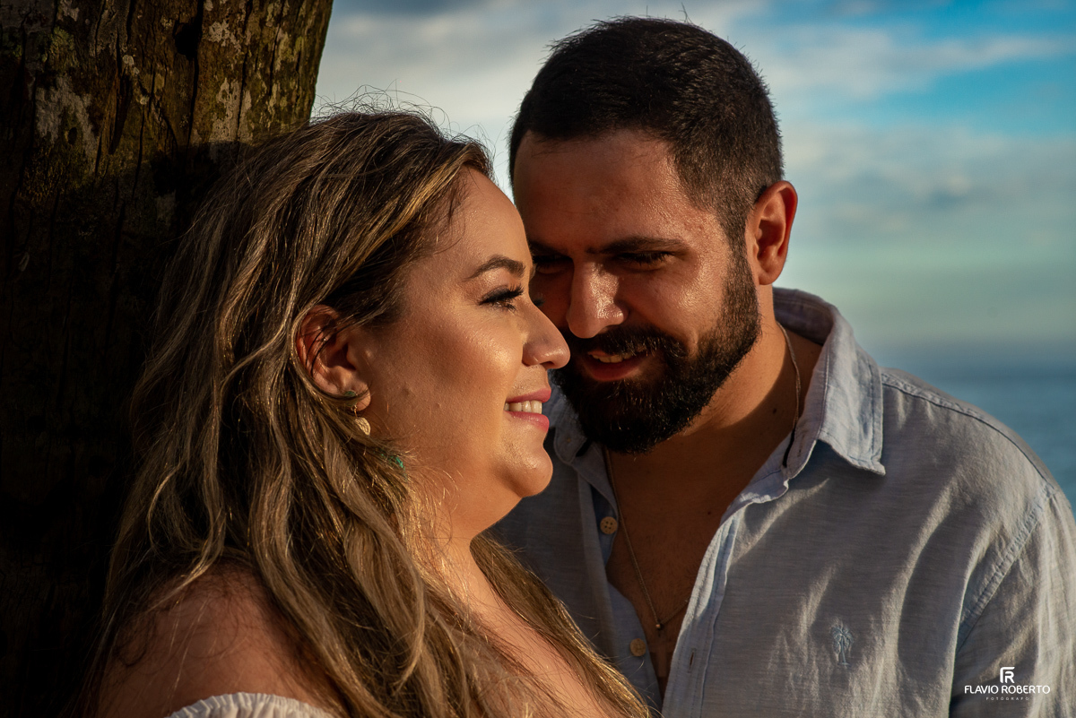 casal namorando na praia da Sununga durante ensaio pre wedding em Ubatuba