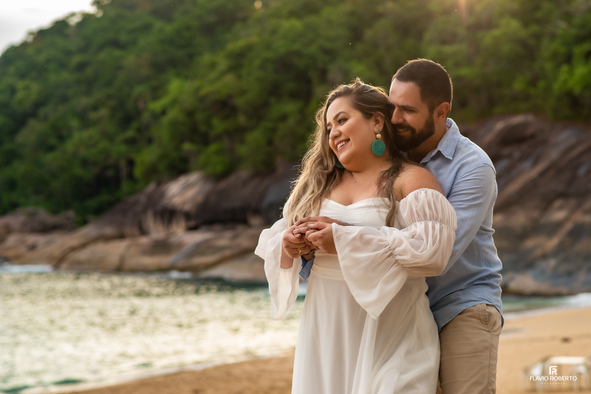 casal namorando na praia da Sununga durante ensaio pre wedding em Ubatuba