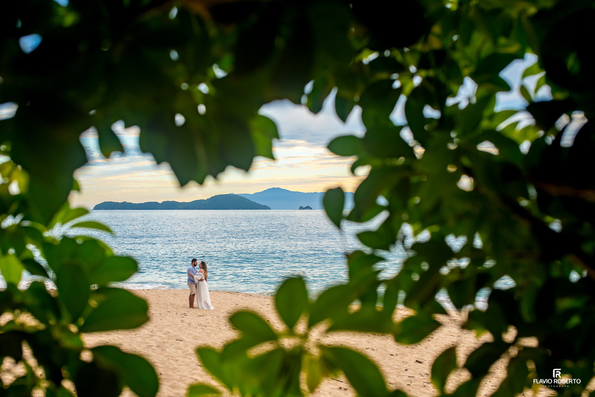 casal namorando na praia da Sununga durante ensaio pre wedding em Ubatuba