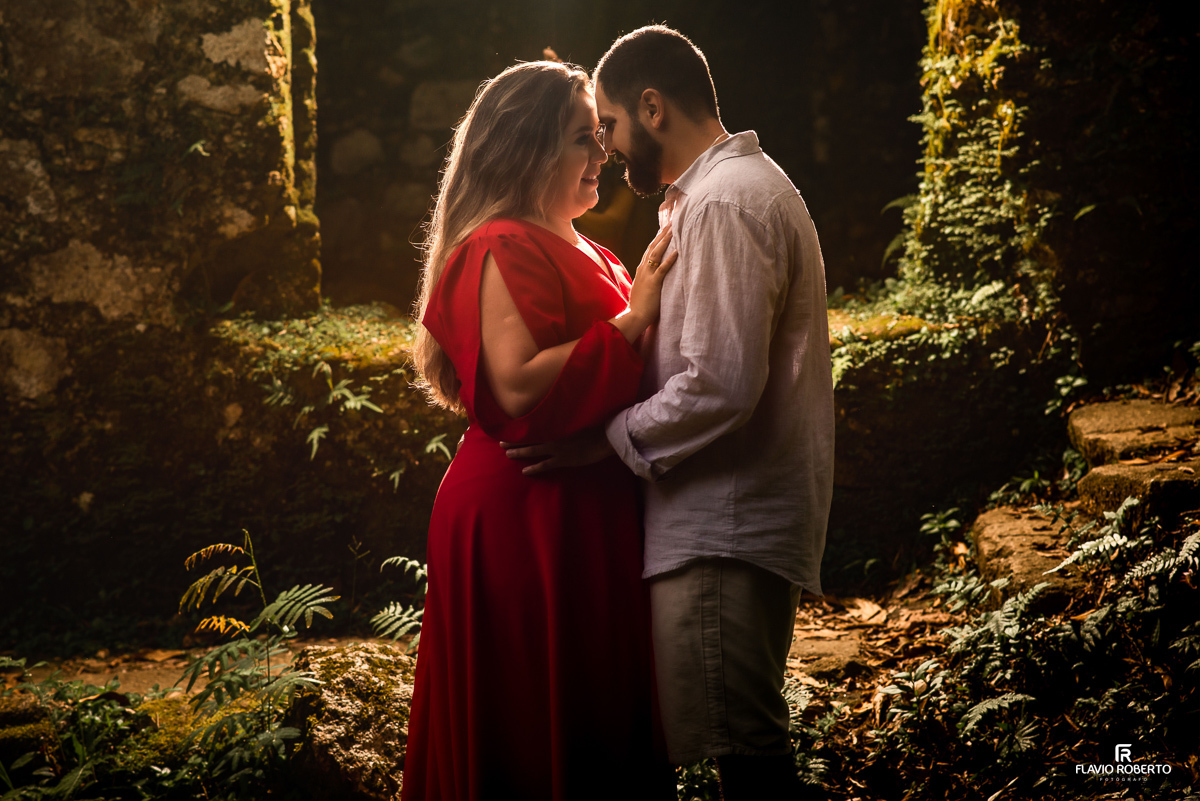 casal abraçado na Ruinas de Lagoinha durante Ensaio Pre Wedding em Ubatuba