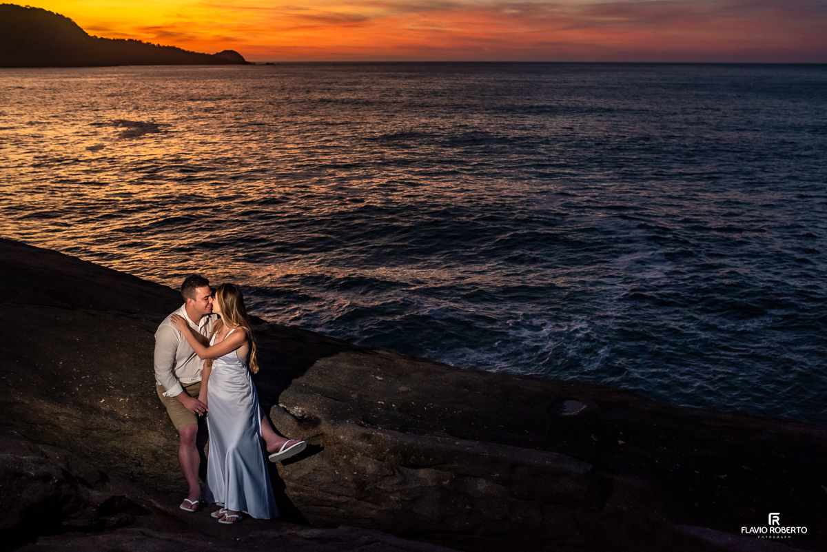 noivos abraçados com o Sol nascendo durante Ensaio Pre Wedding em trindade, rj