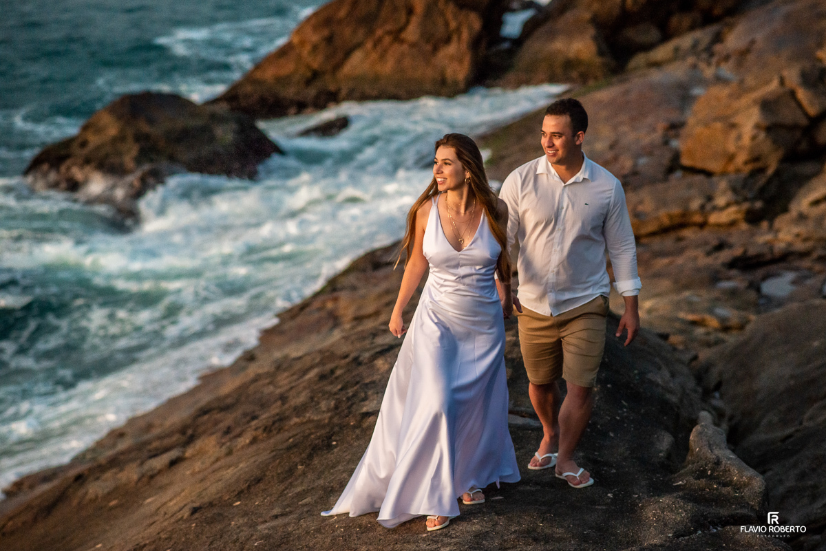 casal caminhando pelas pedras da praia do cepilho em pre wedding no Rio de Janeiro