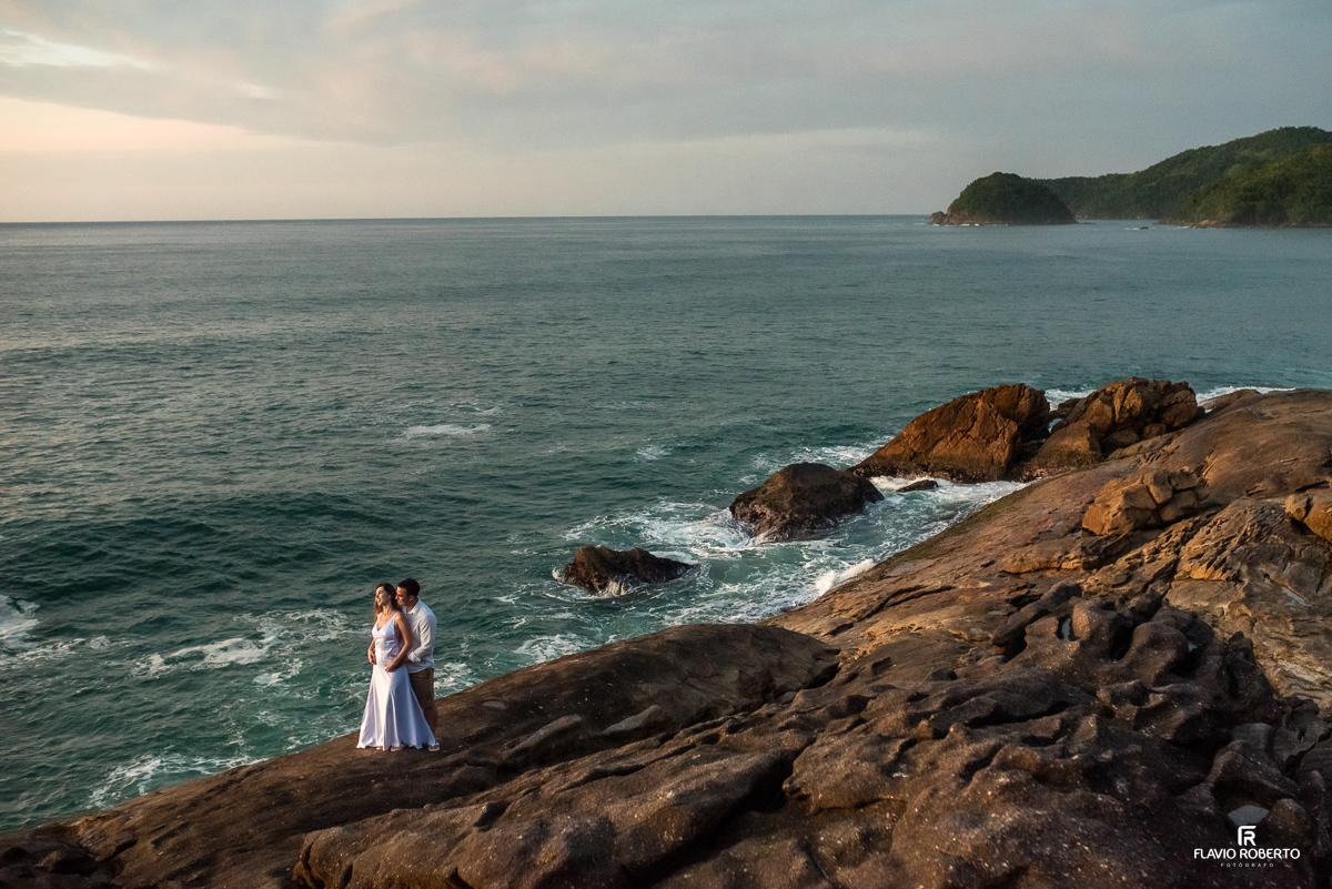 noivos abraçados durante nascer do sol no Ensaio Pre Wedding no Rio de Janeiro