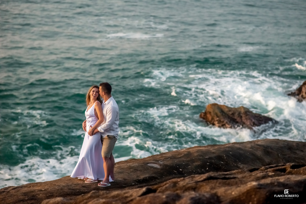 casal abraçado pelas pedras da praia do cepilho em pre wedding no Rio de Janeiro