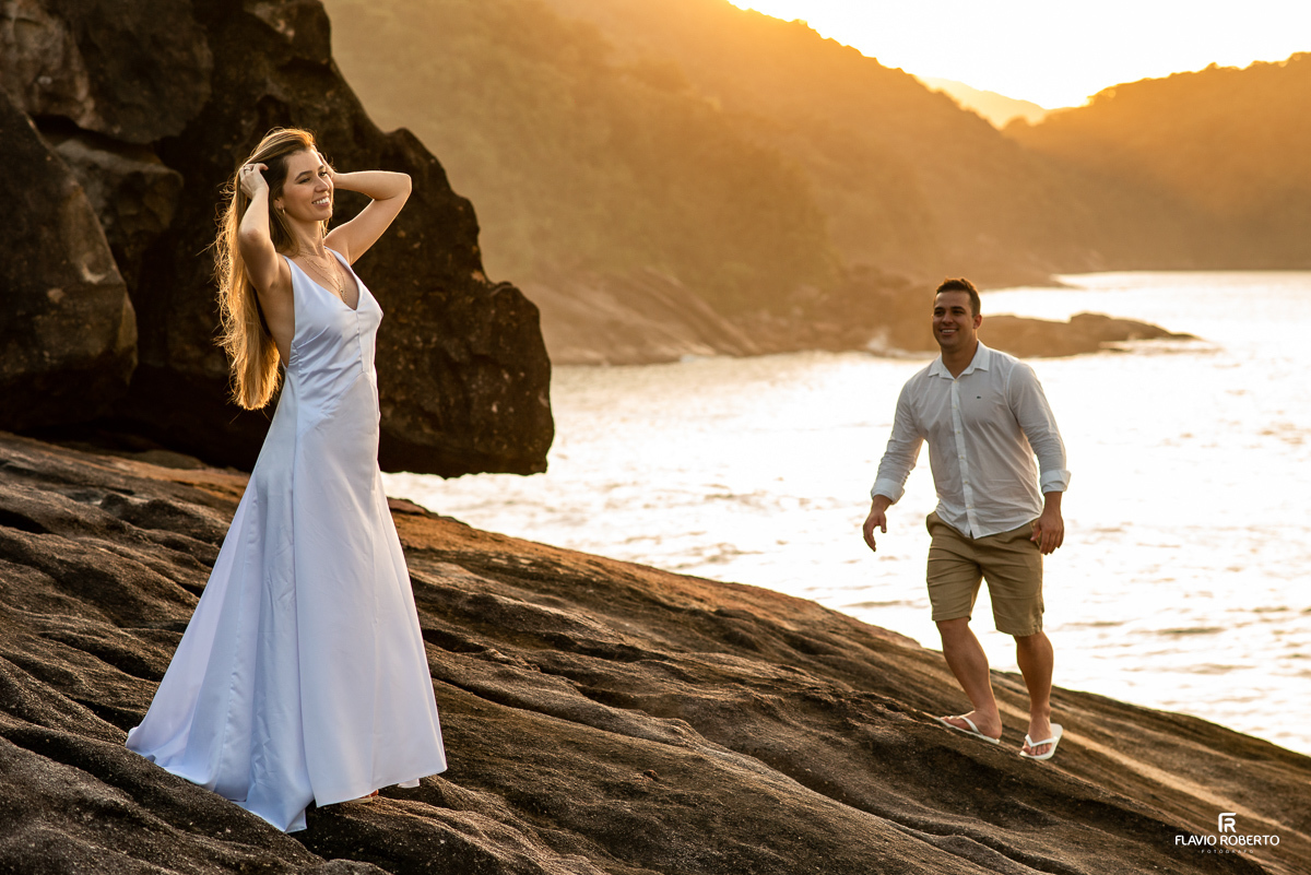 casal caminhando pelas pedras durante pre wedding no Rio de Janeiro