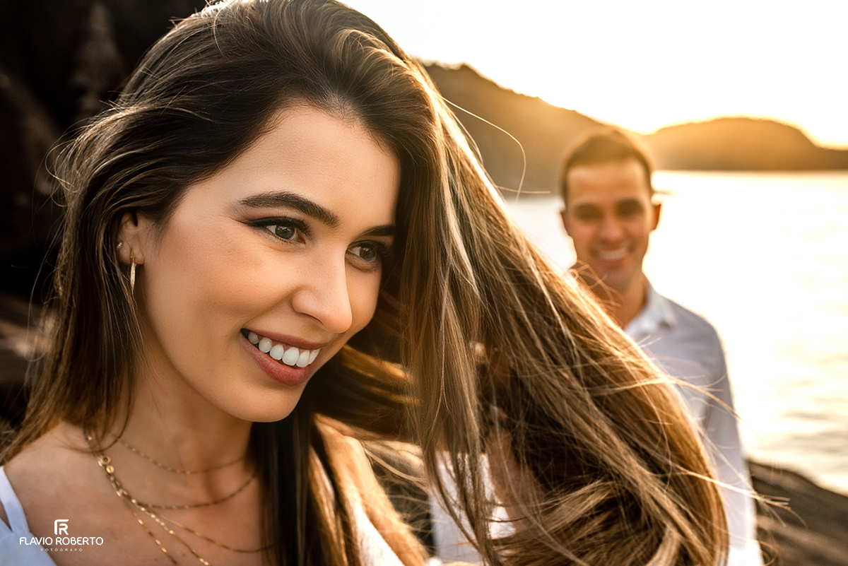 noiva mexendo no cabelo sendo observada pelo seu noivo durante pre wedding em praia do Rio de Janeiro