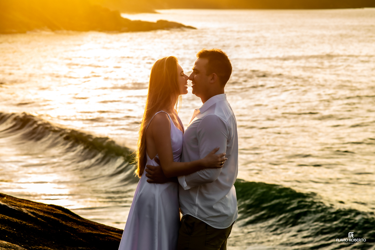 casal se beijando durante nascer do sol no Ensaio Pre Wedding no Rio de Janeiro