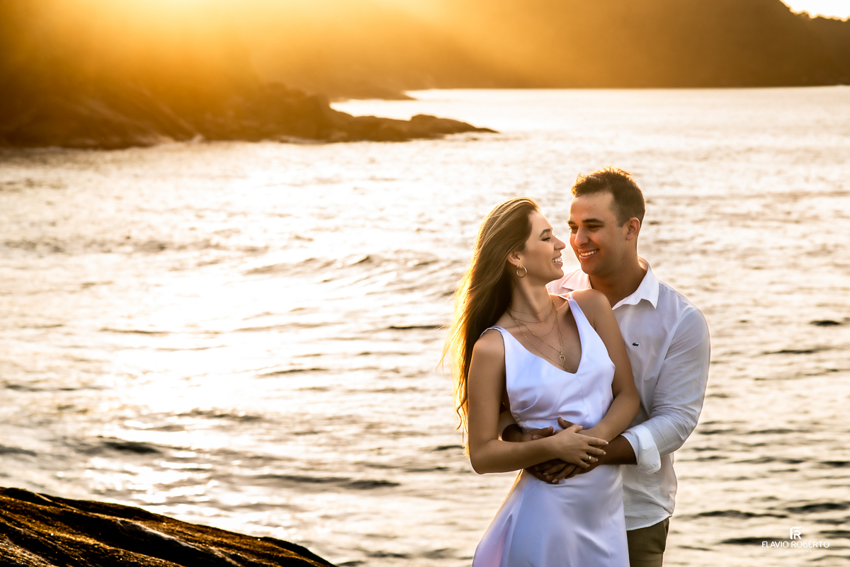 noivos abraçados durante nascer do sol no Ensaio Pre Wedding no Rio de Janeiro