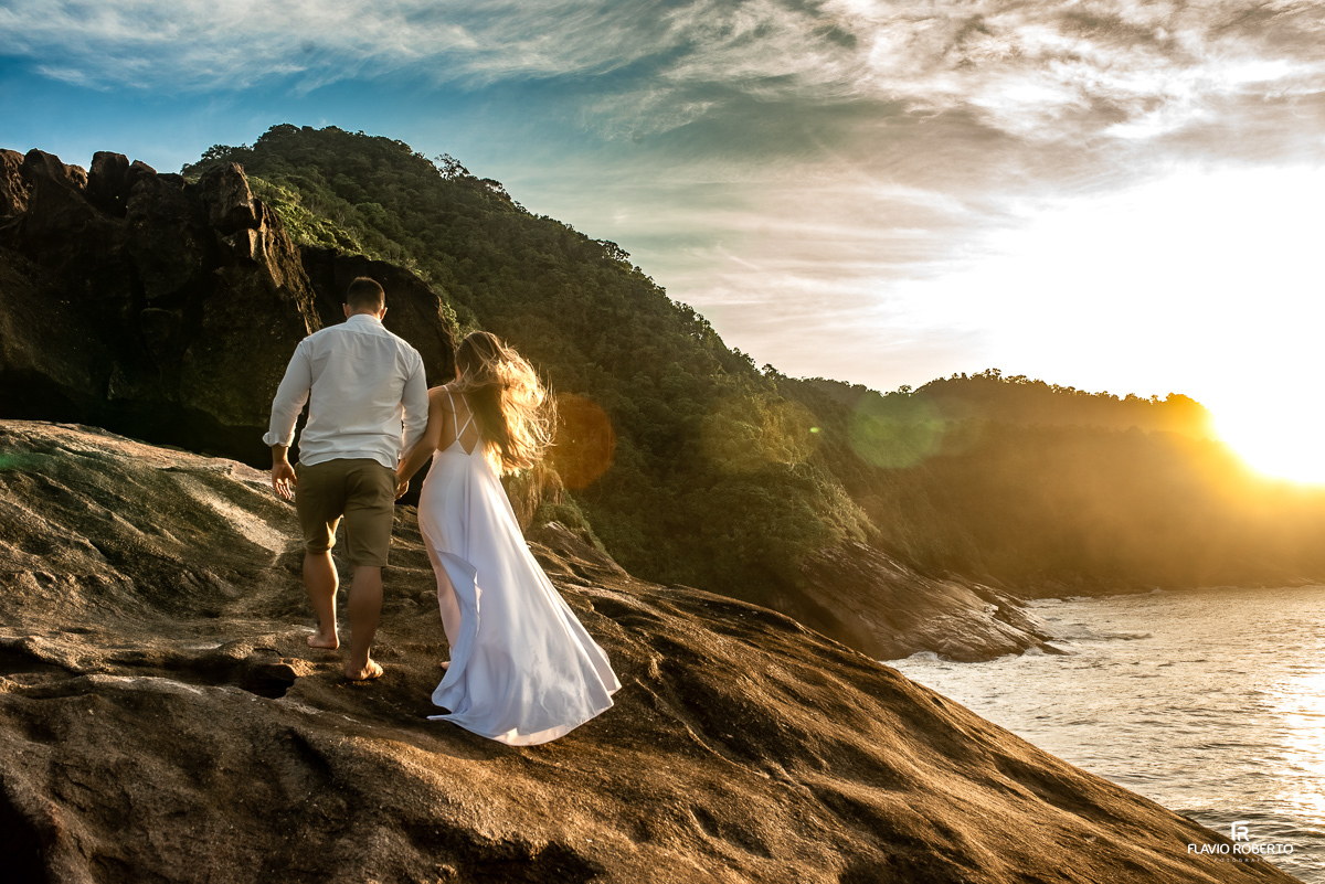 casal subindo as rochas no pre wedding no Rio de Janeiro