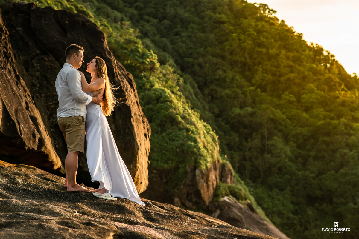 casal de namorado abraçados nas rochas da praia no pre wedding no Rio de Janeiro