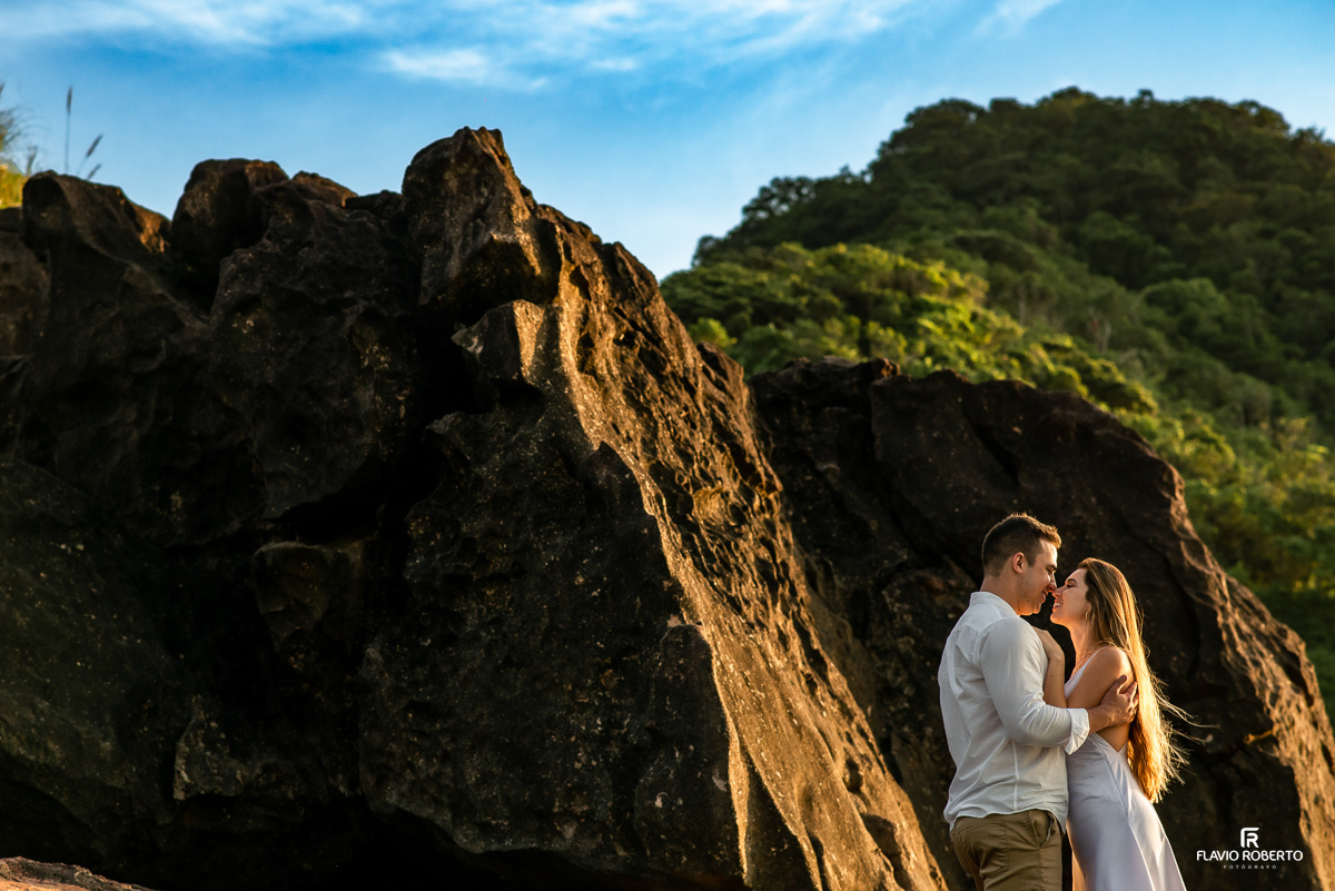 casal de namorado abraçados nas rochas da praia no pre wedding no Rio de Janeiro