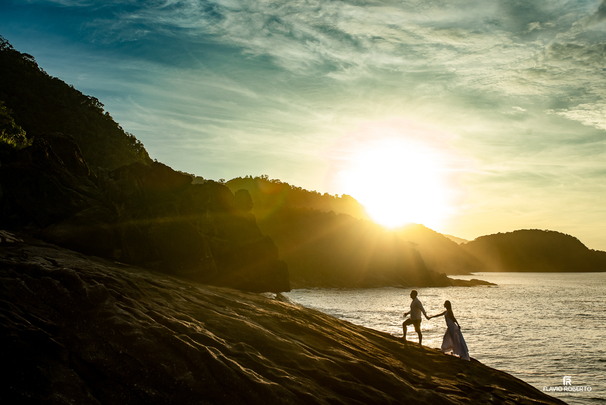 casal subindo as rochas no pre wedding no Rio de Janeiro