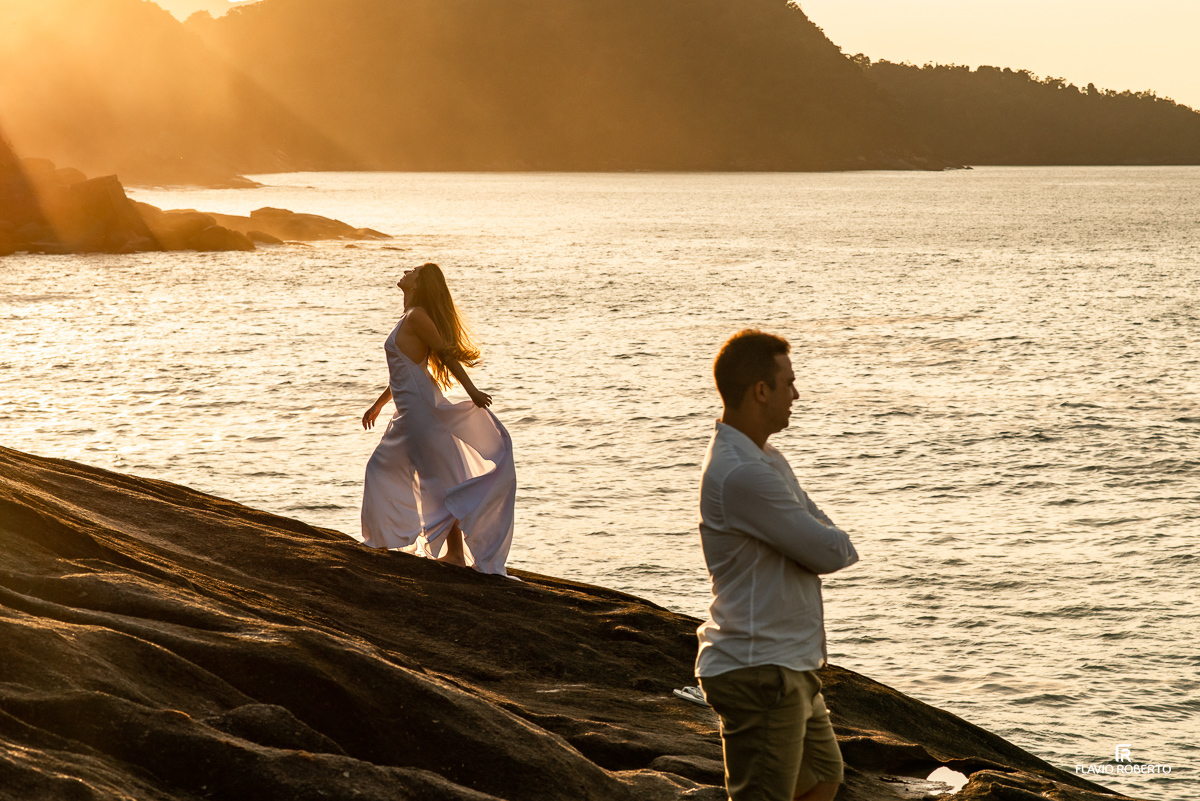 noiva subindo as rochas no pre wedding no Rio de Janeiro