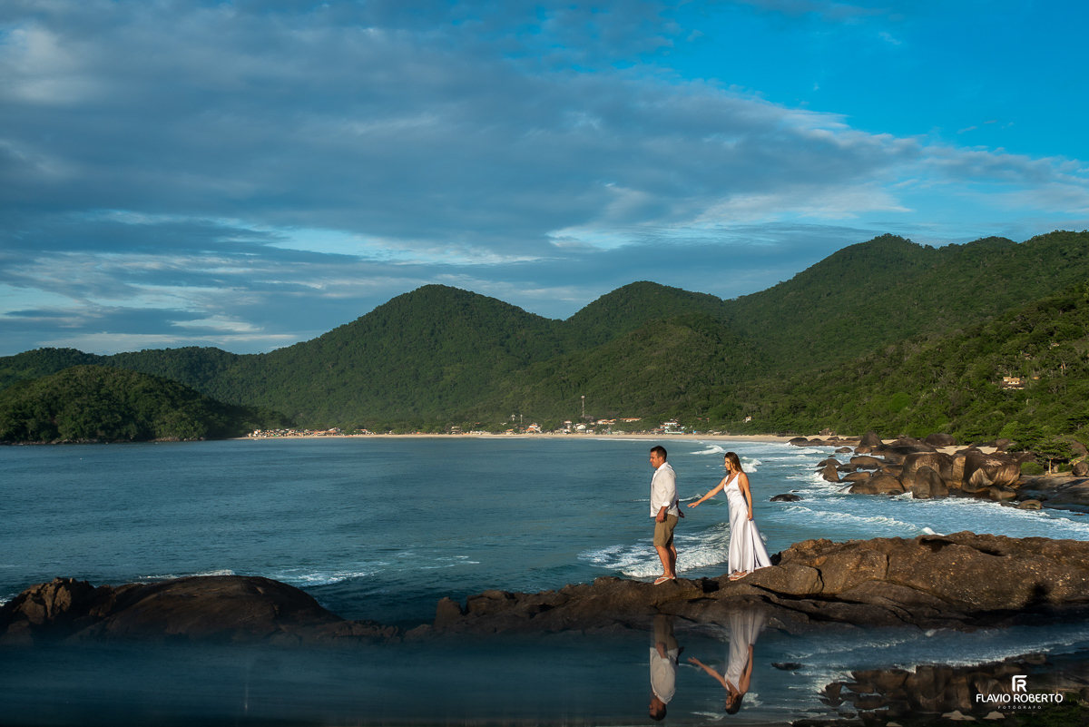 noivos caminhando nas rochas da praia no pre wedding no Rio de Janeiro