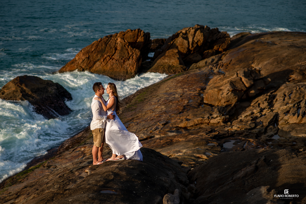 casal namorando nas rochas da praia no pre wedding no Rio de Janeiro