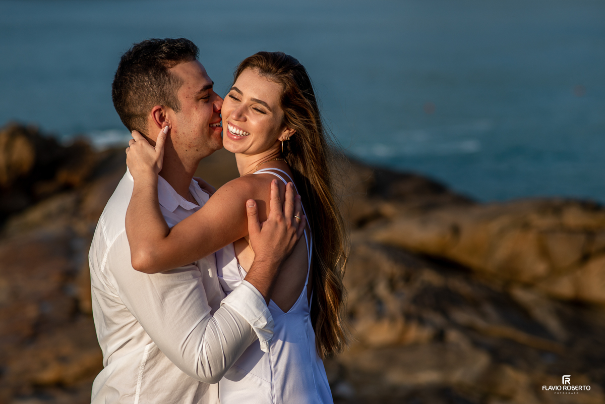 noivos abraçados nas rochas da praia no pre wedding no Rio de Janeiro
