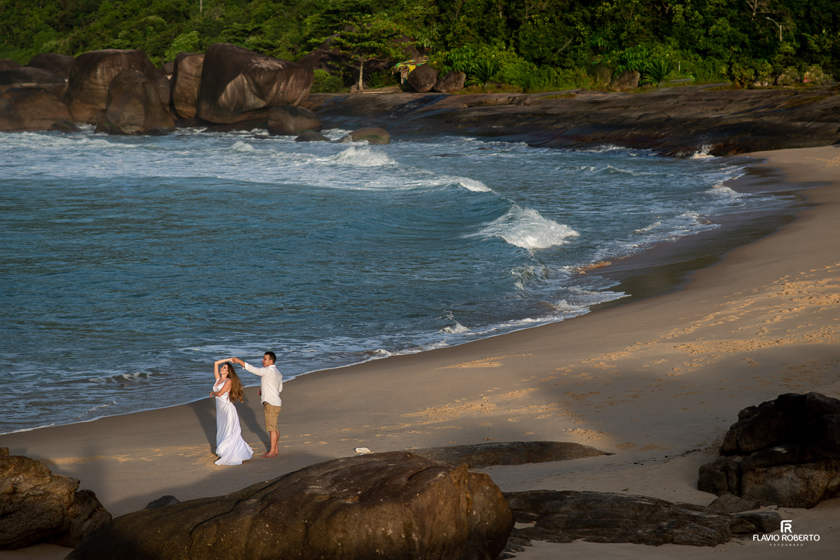 casal dançando na praia no pre wedding no Rio de Janeiro