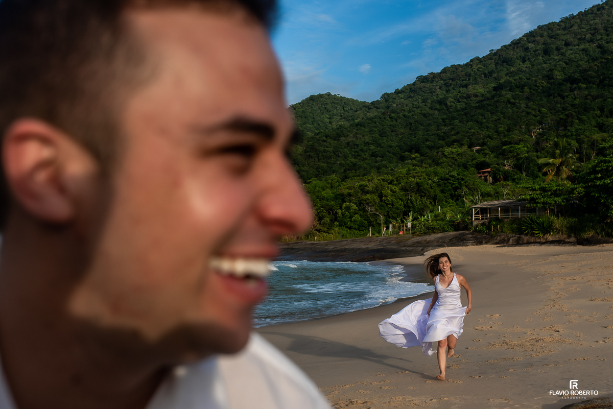 noiva correndo na praia em direção ao seu noivo na praia durante Ensaio Pre Wedding nas praias do Rio de Janeiro