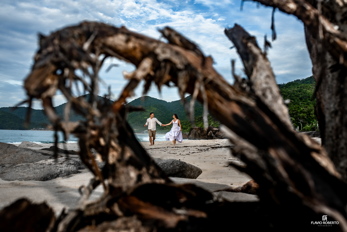 noivos correndo durante Ensaio Pre Wedding nas praias do Rio de Janeiro