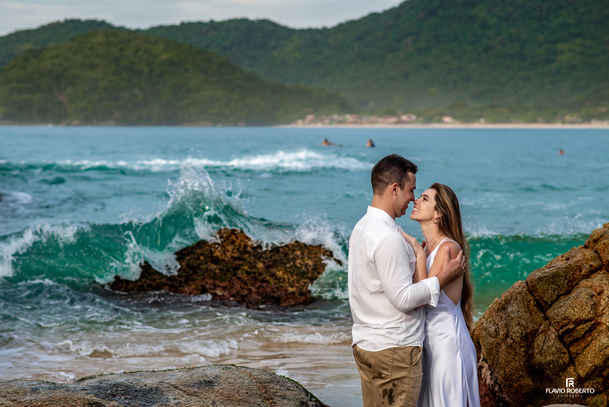 noivos abraçados na praia no pre wedding no Rio de Janeiro