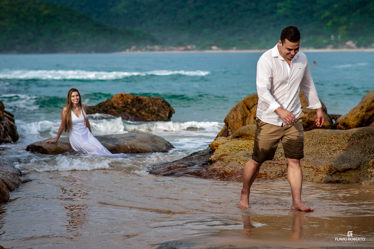 noivo correndo da noiva durante Ensaio Pre Wedding nas praias do Rio de Janeiro