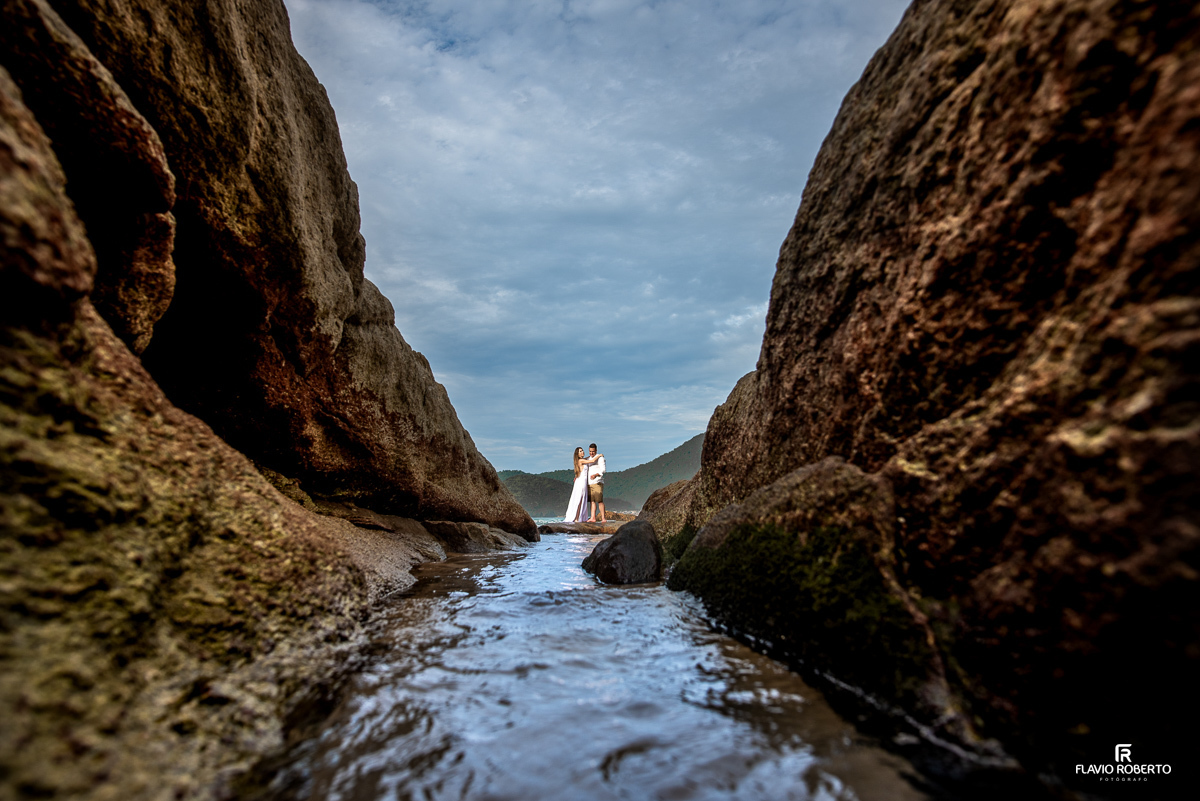 noivos abraçados entre as rochas no pre wedding no Rio de Janeiro